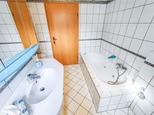 une salle de bain avec une baignoire, des toilettes et un lavabo dans l'établissement Ferienwohnung Ella, 95qm, Terrasse, à Todtnau