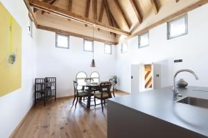 メラーノにあるAnsitz Layshof Apartment Turmのテーブルと椅子のあるキッチンとダイニングルーム +9枚の写真