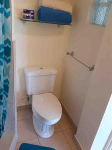 Un baño con inodoro blanco y ducha. en Maison Mayo, en Rodney Bay Village 20 fotos más