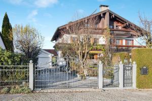 a fence in front of a house at Alpenblick in Eggstätt