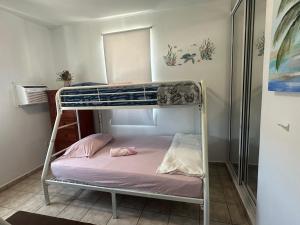 een stapelbed in een kamer met een roze matras bij White House Paradises in Cabo Rojo +67 foto's