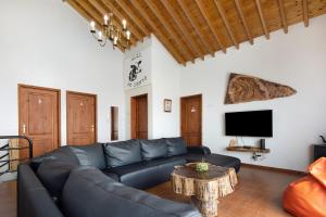 a living room with a couch and a table at Casa Do Monte in Achadinha