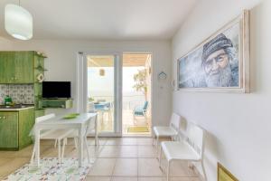 a kitchen and dining room with a table and chairs at Perla sul mare Adriatico in Marittima
