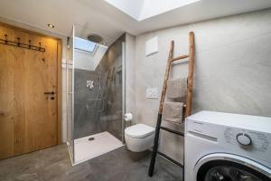 Koupelna v ubytování Sunnseitn Lodge Apt Mountainsuite + 11 fotografií