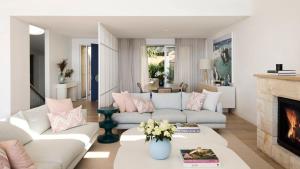 鲸滩Infinity的有两张沙发和一个壁炉的客厅