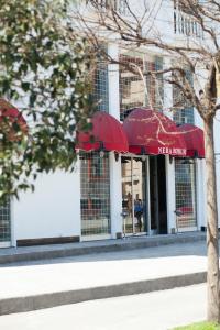 um restaurante com guarda-sóis vermelhos em frente a um edifício em Neba Royal Hotel em Samsun