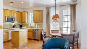 Η κουζίνα ή μικρή κουζίνα στο SV253 2BR 3BA Spa Villa with Pool Access & Views