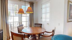 Χώρος καθιστικού στο SV253 2BR 3BA Spa Villa with Pool Access & Views