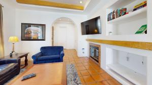 Μια τηλεόραση ή/και κέντρο ψυχαγωγίας στο SV253 2BR 3BA Spa Villa with Pool Access & Views +47 φωτογραφίες