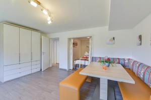 una sala de estar con un sofá y una mesa en Fewo Trudi, en Grabenstätt