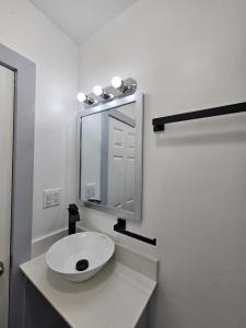 Ένα μπάνιο στο Beautiful house with access to a private beach +48 φωτογραφίες