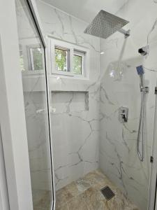 Ένα μπάνιο στο Beautiful house with access to a private beach