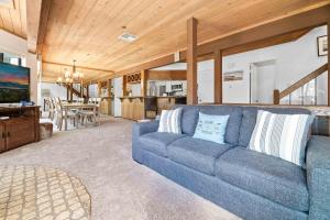 Posezení v ubytování 106 - Golden Hour - Big Bear Getaway