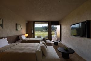 TV a/nebo společenská místnost v ubytování 半渡-安那达野奢酒店-香格里拉店