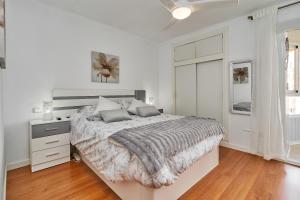 トロクスにあるApartamento Sol y Playa A83の大きなベッドと窓のある白い寝室