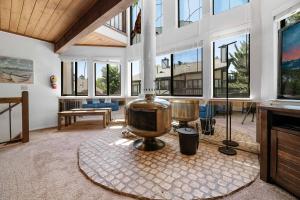 Posezení v ubytování 106 - Golden Hour - Big Bear Getaway