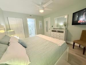 une chambre avec un grand lit et une télévision à écran plat dans l'établissement Pelican Beach Resort unit #903, à Destin 48 autres photos