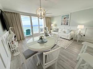 un salon avec un canapé, une table et des chaises dans l'établissement Pelican Beach Resort unit #903, à Destin