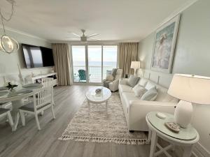 un salon avec un canapé blanc et une table dans l'établissement Pelican Beach Resort unit #903, à Destin