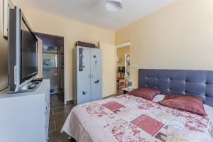 ミオにあるLa Patte D'oieのベッドと薄型テレビのある寝室