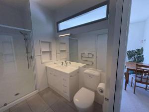 Ένα μπάνιο στο Riverside Apartment