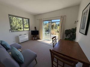 Χώρος καθιστικού στο Riverside Apartment