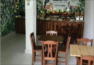 a dining room with a table and chairs at Açaizeiro Hostel in Belém