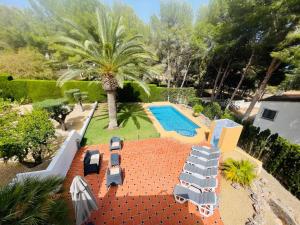 モライラにあるGloriannの裏庭の空中ビュー(スイミングプール付)