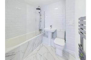 Un baño blanco con inodoro y lavabo. en Morris lodge, en Dartford 19 fotos más