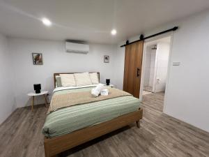 une chambre avec un grand lit dans une pièce dans l'établissement The Miners Cottage On Nettleton Lightning Ridge, à Lightning Ridge