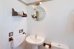 ベヘール・デ・ラ・フロンテーラにあるHouse Sun Beach 2の洗面台と鏡のある白いバスルーム +17枚の写真