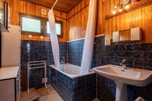 une salle de bain avec une baignoire et un lavabo dans l'établissement Chalet de Charme avec vue spendide, à Menthon-Saint-Bernard 21 autres photos