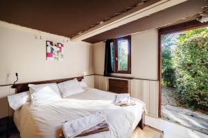 MontferrerにあるVilla la Fincaの窓のある小さな部屋にベッドが2つある