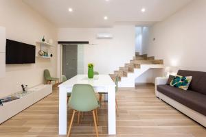 a living room with a white table and a couch at Sefy Mare A Selinunte in Marinella di Selinunte