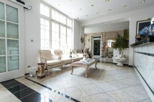 ein Wohnzimmer mit einem Sofa und einem Tisch in der Unterkunft Ravel International in Offenbach