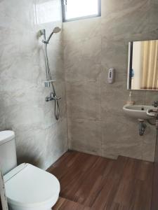 a bathroom with a toilet and a sink at Guesthouse Sadamantra in Maniskaler