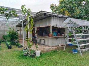 a shed with a table and chairs in a yard at Guesthouse Sadamantra in Maniskaler +11 photos