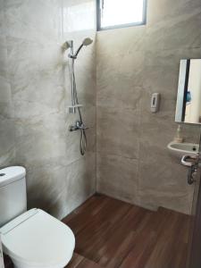 a bathroom with a toilet and a sink at Guesthouse Sadamantra in Maniskaler
