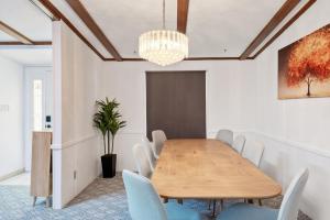 une salle à manger avec une table et des chaises en bois dans l'établissement Peaceful 3BR Retreat - Near Statesville, à Statesville
