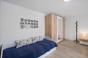 a white room with a bed and a mirror at Casa Karlsplatz in Freiamt +11 photos