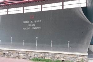 Urdániz阿卡阿拉住宿加早餐旅馆的建筑物一侧有标志的大墙