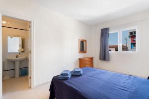 - une chambre avec un lit bleu et un lavabo dans l'établissement Isla 4, à San Isidro