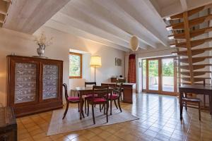 Un comedor con una mesa y algunas sillas. en La Gabbro, en La Rouveure
