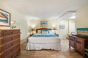 une chambre avec un lit et une télévision à écran plat dans l'établissement Kaanapali Royal H303 · KRL H303 Spacious 2BD Condo on Maui Golf, à Lahaina 66 autres photos