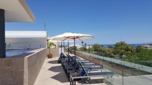 a pool with chairs and an umbrella on a building at Hotel Catedral La Paz in La Paz