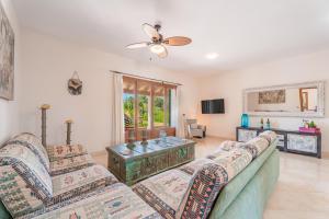 un salon avec deux canapés et une table dans l'établissement Eco Villa Na Clavet, à Alquería Blanca