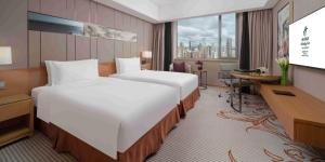 Giường trong phòng chung tại Holiday Inn Chengdu Oriental Plaza