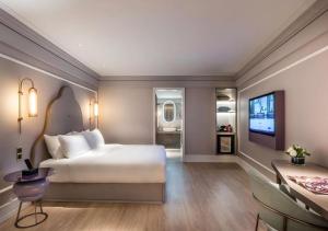 a hotel room with a bed and a television at Mercure Wuhan Yangluo in Wuhan