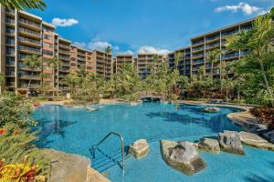 une grande piscine devant un complexe hôtelier dans l'établissement Kaanapali Shores 725 · KS 725 2BD in BeachFront Resort w Ocean V, à Kahana