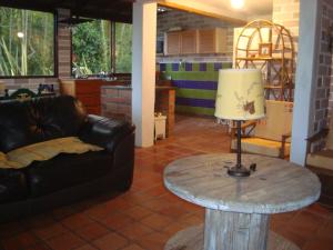 una sala de estar con una mesa con una lámpara. en Full house, 